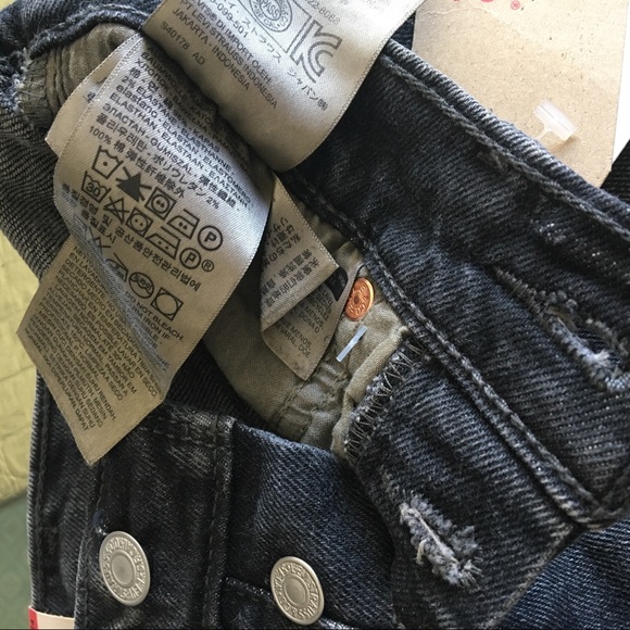 {New} Levi's high waisted vtg. looking shorts 24 - Picture 8 of 8